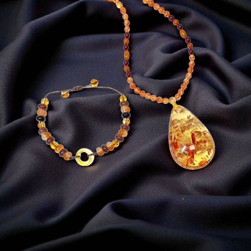 Комплект колие и гривна от кехлибар Elegant